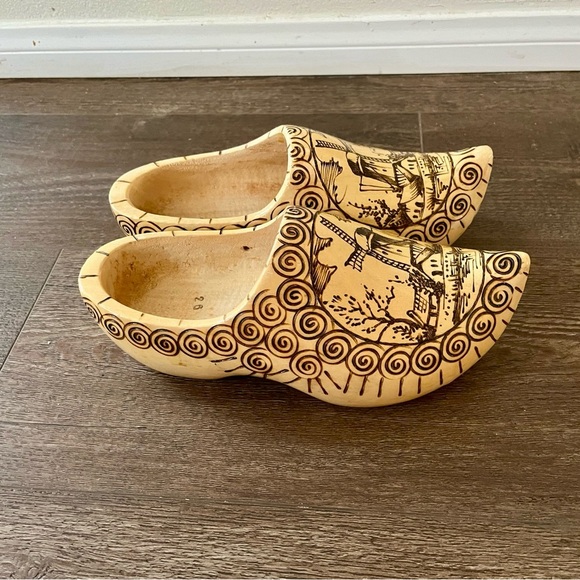 Wooden Clogs with Windmill Design - Picture 2 of 11